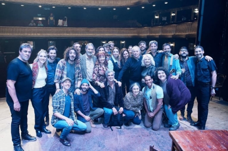 Joan Manuel Serrat y su esposa fueron al teatro en Buenos Aires