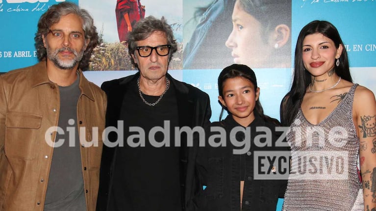 Joaquín Furriel, Diego Peretti, Elena Romero y Cazzu en el estreno de Risa y la cabina del viento (Foto: Movilpress)