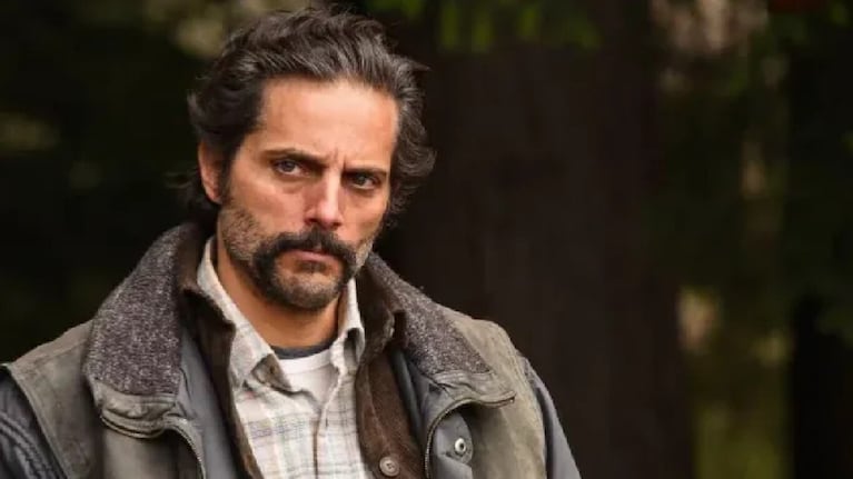 Joaquín Furriel interpreta a Octavio, un guía de caza que busca la verdad sobre la muerte de su sobrina.