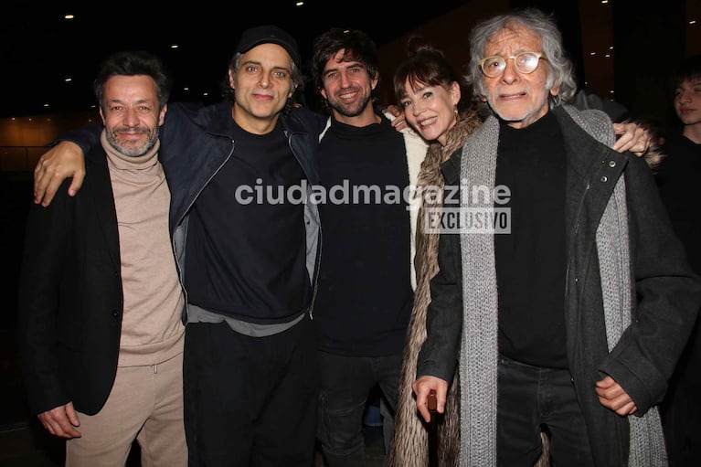 Joaquín Furriel, Paola Krum, su pareja Patricio Abadi y colegas en el teatro (Foto: Movilpress)