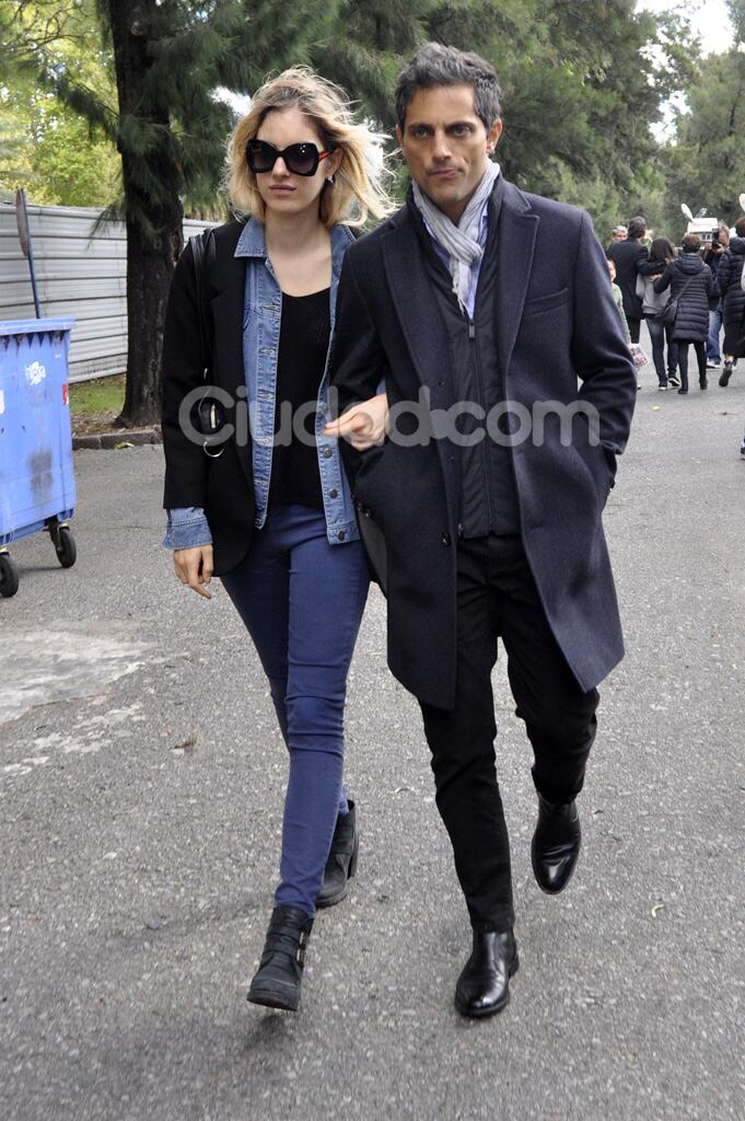 Joaquín Furriel y su novia en el último adiós a Alfredo Alcón. (Foto: Jennifer Rubio-Ciudad.com)