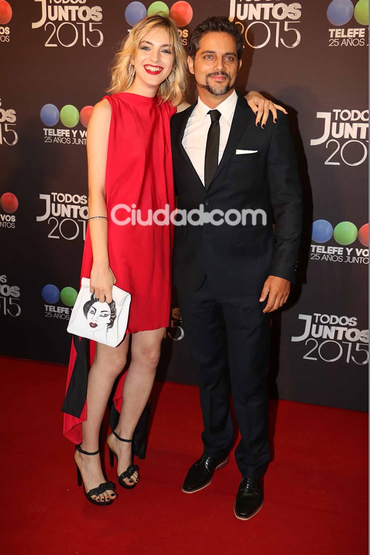 Joaquin Furriel y su novia, la modelo Naomi Preizler, en la fiesta de Telefe. (Foto: Movilpress)