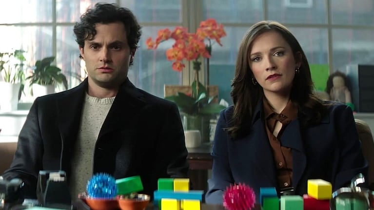 Joe Goldberg y su esposa Kate Lockwood (Charlotte Ritchie) en la temporada final de 'You'.