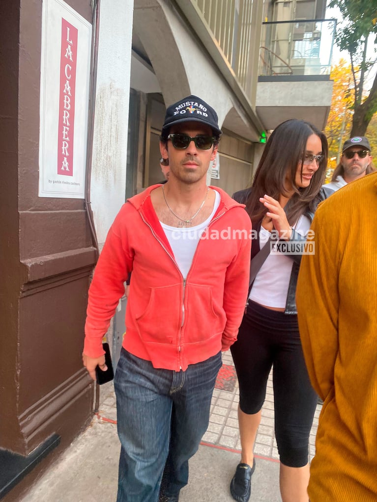 Joe Jonas con su novia, Tatiana Gabriela, por Palermo (Foto: Movilpress).