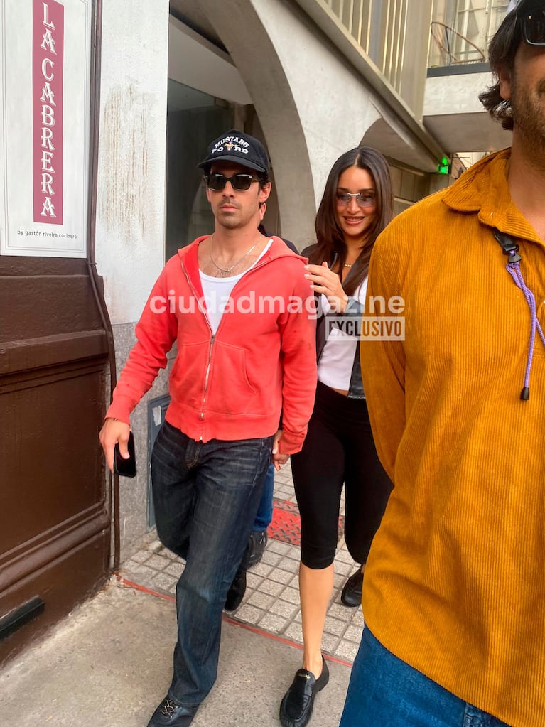 Joe Jonas con su novia Tatiana Gabriela por Palermo (Foto: Movilpress).