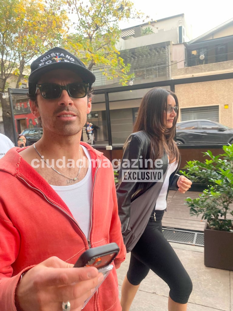 Joe Jonas con su novia, Tatiana Gabriela, por Palermo (Foto: Movilpress).