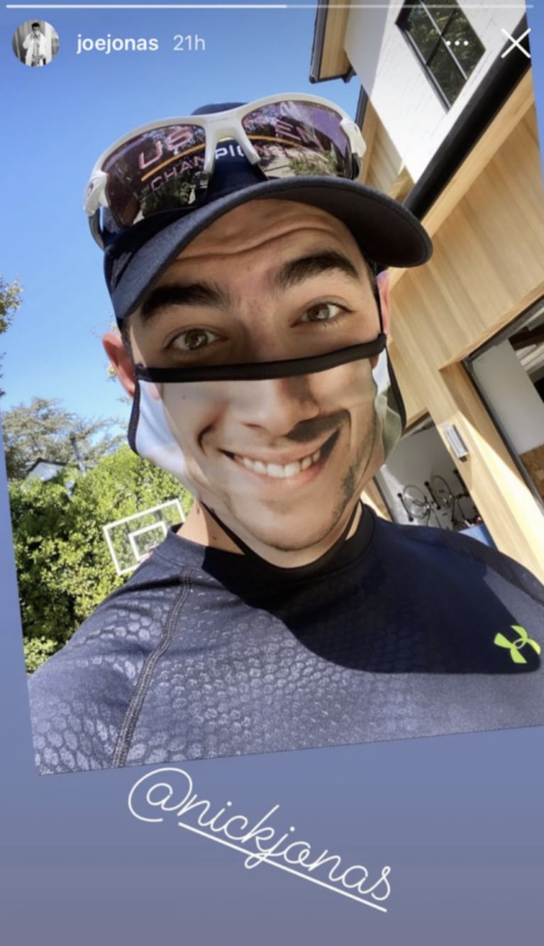 Joe Jonas se mandó a hacer un desopilante barbijo: pidió que le imprimieran la sonrisa de su hermano Nick