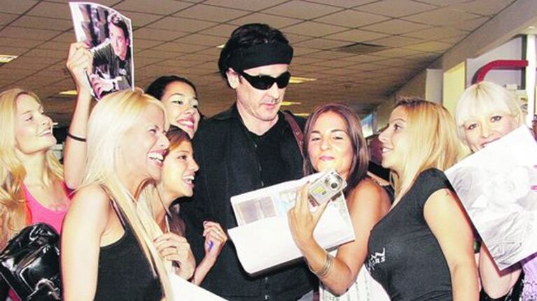 John Cusack llegó a la Argentina y fue recibido por fanáticas... ¿falsas?