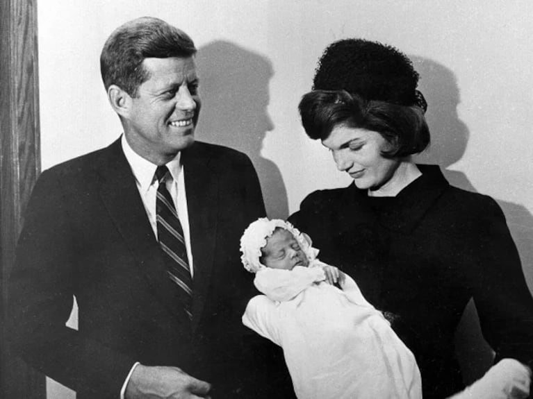 John F. Kennedy Jr. nació el 25 de noviembre de 1960. En esta fotografía de archivo del 8 de diciembre de 1960, el presidente John F. Kennedy y la primera dama Jacqueline Kennedy posan en el Hospital Universitario de Georgetown en Washington con su hijo después de su bautismo. Foto: AP