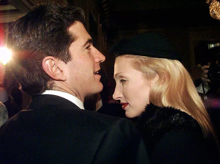 John F. Kennedy Jr. y Carolyn Bessette-Kennedy llegan a La Scala de Milán el 7 de diciembre de 1997. Luca Bruno/AP