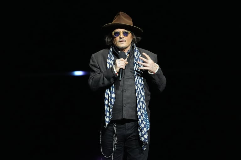 Johnny Depp, miembro del reparto de la próxima película "Ebenezer: A Christmas Carol", habla durante la presentación de Paramount Pictures en CinemaCon el jueves 16 de abril de 2026, en el Caesars Palace de Las Vegas. (Foto AP/Chris Pizzello)