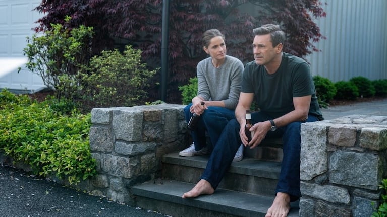 Jon Hamm (Coop) junto a la actriz Amanda Peet (Mel) en la serie de Apple TV+.