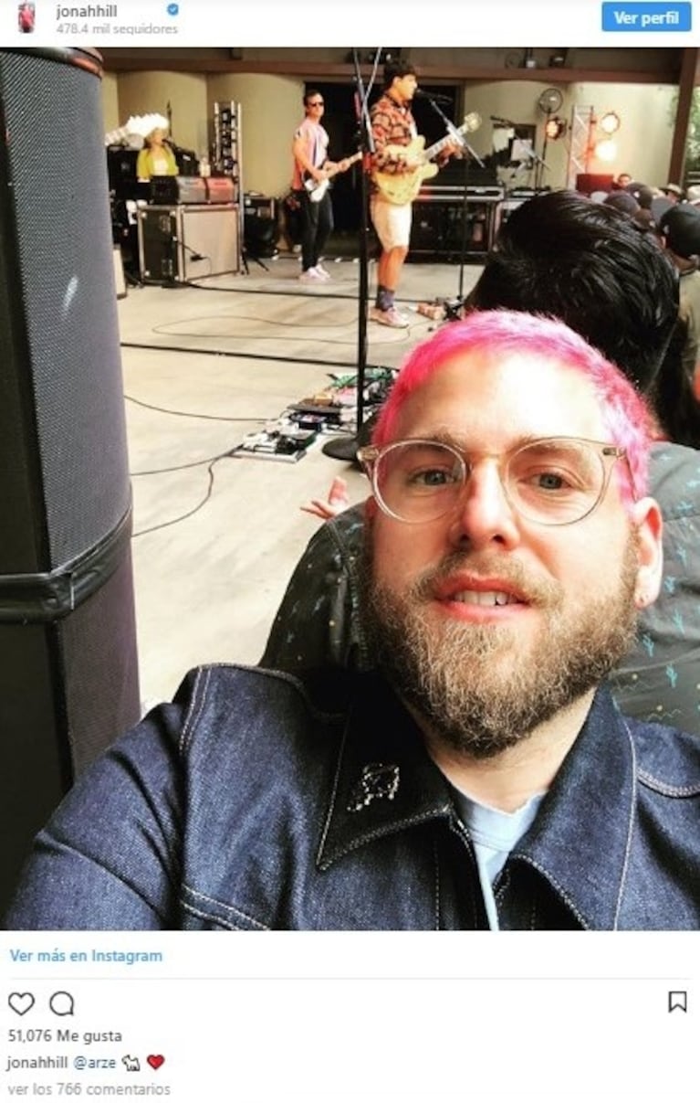 Jonah Hill lució diferente con su tono de cabello rosa