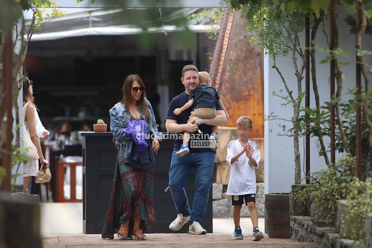 Jonatan Viale disfrutó de un almuerzo con su familia y Viviana Canosa de invitada (Foto: RS Fotos)