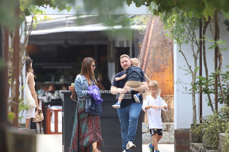 Jonatan Viale disfrutó de un almuerzo con su familia y Viviana Canosa de invitada (Foto: RS Fotos)