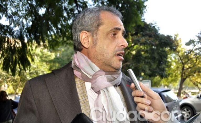 Jorge Rial habla con la prensa, a la salida del Juzgado Civil de la calle Lavalle. (Foto: Jennifer Rubio - Ciudad.com)