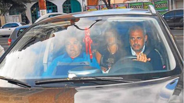 Jorge Rial llega a la casa de sepelios junto a sus hijas (Foto: Diario Perfil).