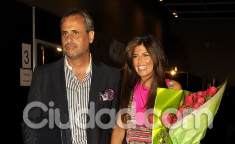 Jorge Rial y la Niña Loly: besos y mimos en la pasarela. (Foto: Jennifer Rubio)