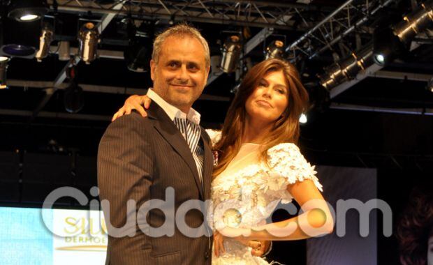 Jorge Rial y la Niña Loly: besos y mimos en la pasarela. (Foto: Jennifer Rubio)