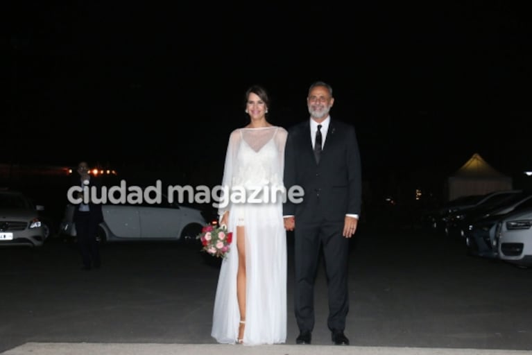 Jorge Rial y Romina Pereiro ya son marido y mujer: mirá sus elegantes looks, el anillo y el apasionado beso