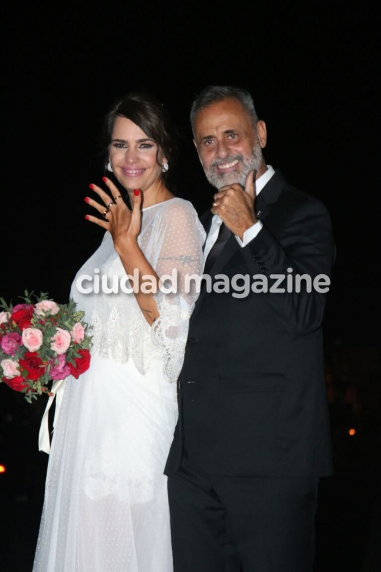 Jorge Rial y Romina Pereiro ya son marido y mujer: mirá sus elegantes looks, el anillo y el apasionado beso