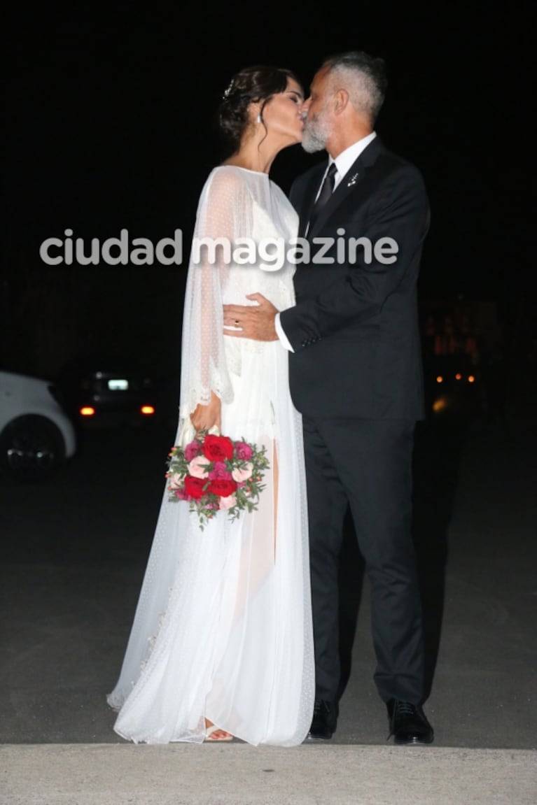 Jorge Rial y Romina Pereiro ya son marido y mujer: mirá sus elegantes looks, el anillo y el apasionado beso