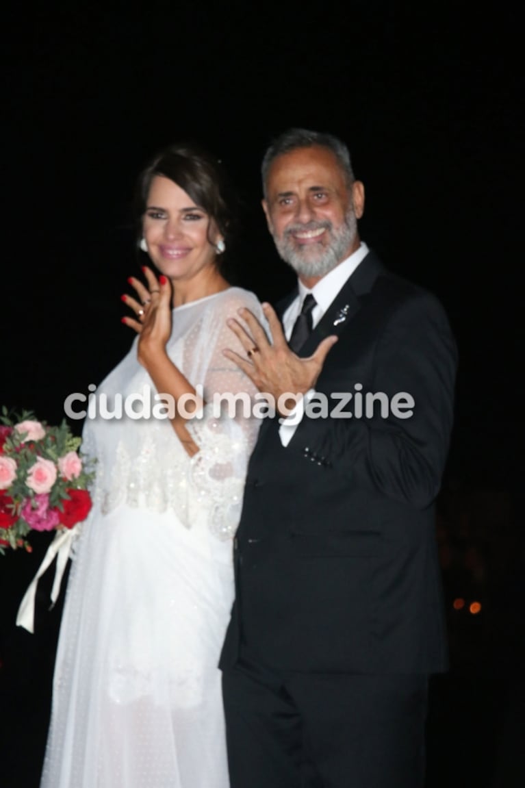 Jorge Rial y Romina Pereiro ya son marido y mujer: mirá sus elegantes looks, el anillo y el apasionado beso