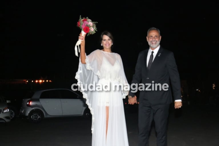 Jorge Rial y Romina Pereiro ya son marido y mujer: mirá sus elegantes looks, el anillo y el apasionado beso