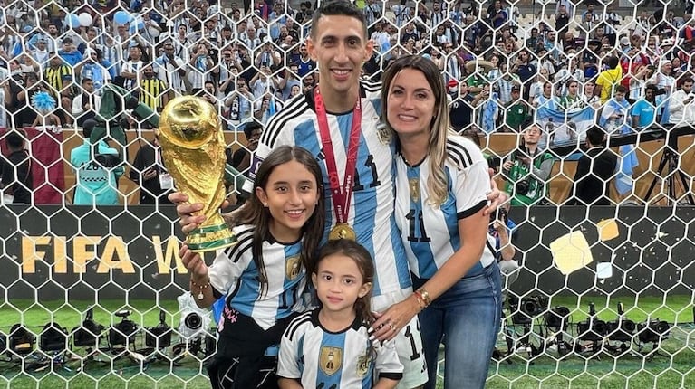 Jorgelina Cardoso con Ángel Di María y las hijas de ambos.