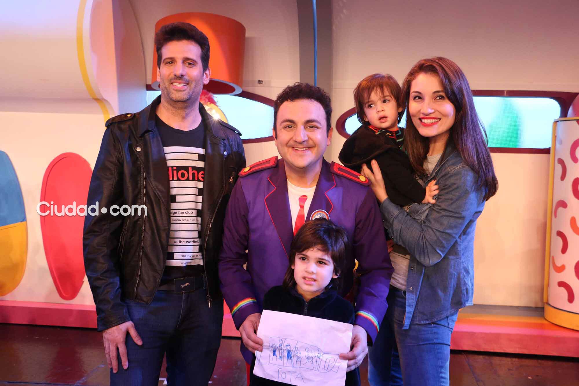 José María Listorti con su familia, en el teatro Ópera viendo a Topa (Foto: Movilpress)