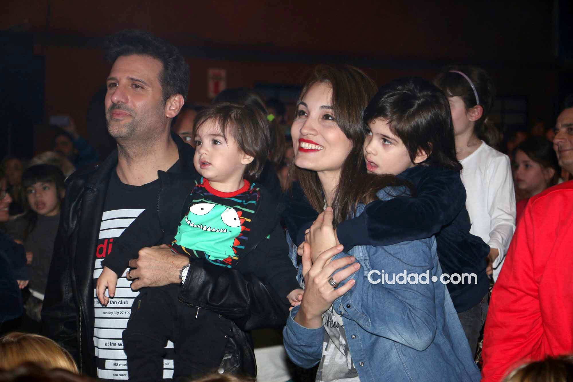 José María Listorti con su familia, en el teatro Ópera viendo a Topa (Foto: Movilpress)