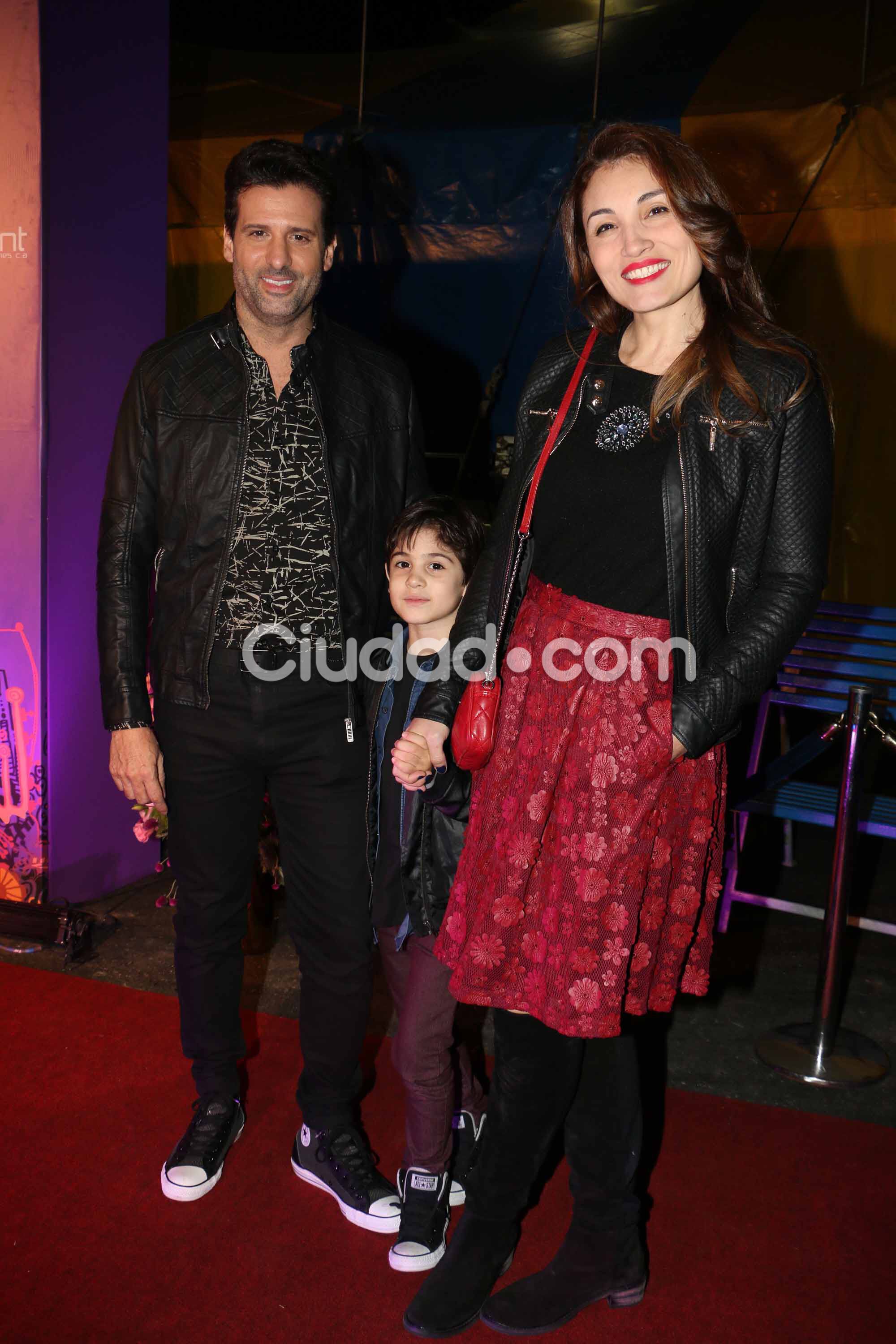 José María Listorti disfrutó del show con su mujer y su hijo (Fotos: Movilpress).  