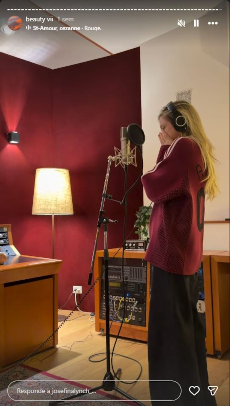 Josefina Lynch en el estudio de Emanuel Ortega (Foto. Instagram @josefinalynch)