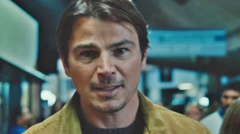 Josh Hartnett con su personaje lucha por burlar la seguridad en el estadio en la película de Netflix.