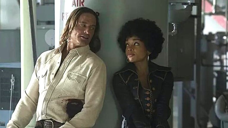 Josh Holloway y Rachel Hilson en la serie Duster, por Max.