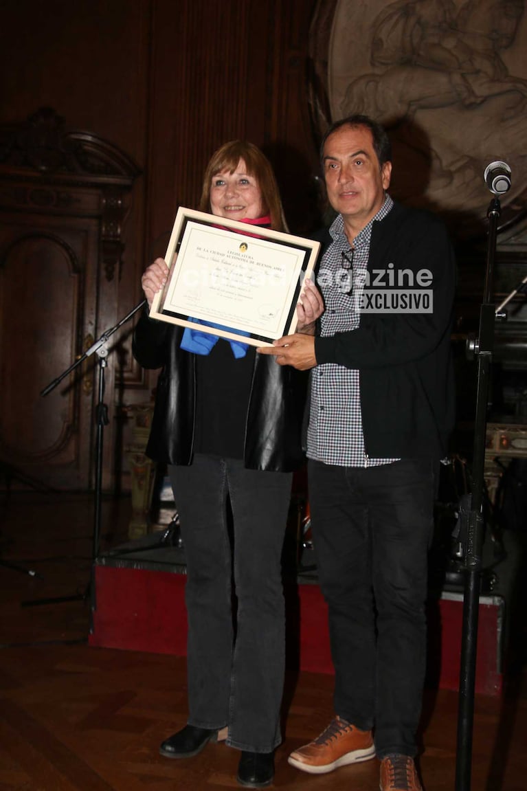 Josi, la hermana de Charly, recibió el reconicimiento en su nombre (Foto: Movilpress)