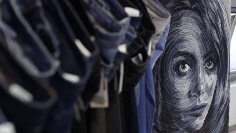 Joven artista crea retratos usando solo partes recortadas de jeans