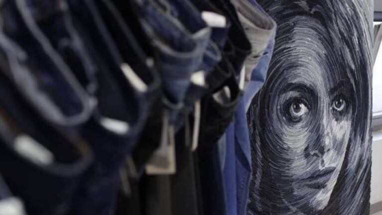 Joven artista crea retratos usando solo partes recortadas de jeans