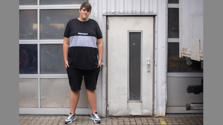 Joven de 20 años y 2,24 metros, probablemente el más alto de Alemania. Foto: DPA.
