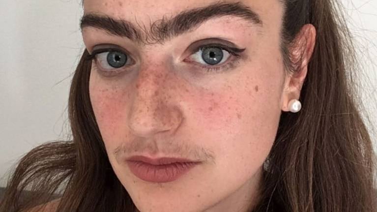 Joven sueca lleva un año sin depilarse el bigote y las cejas y lo luce en Instagram