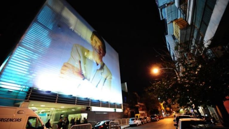 Juan Alberto Badía, en la entrada del edificio de Ideas del sur, iluminado de noche. (Foto: Ideas)