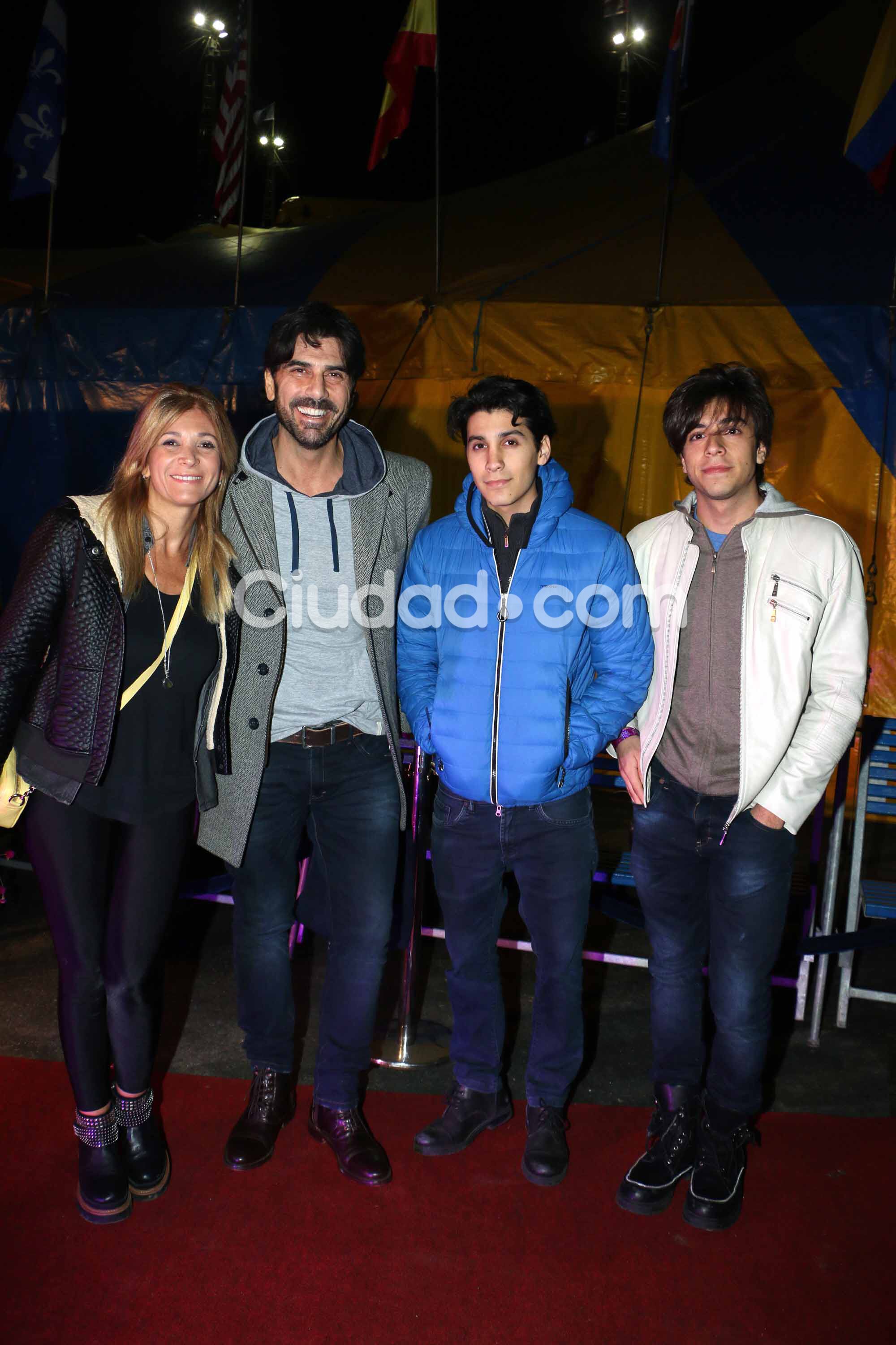 Juan Darthés posó junto a su familia (Fotos: Movilpress).  