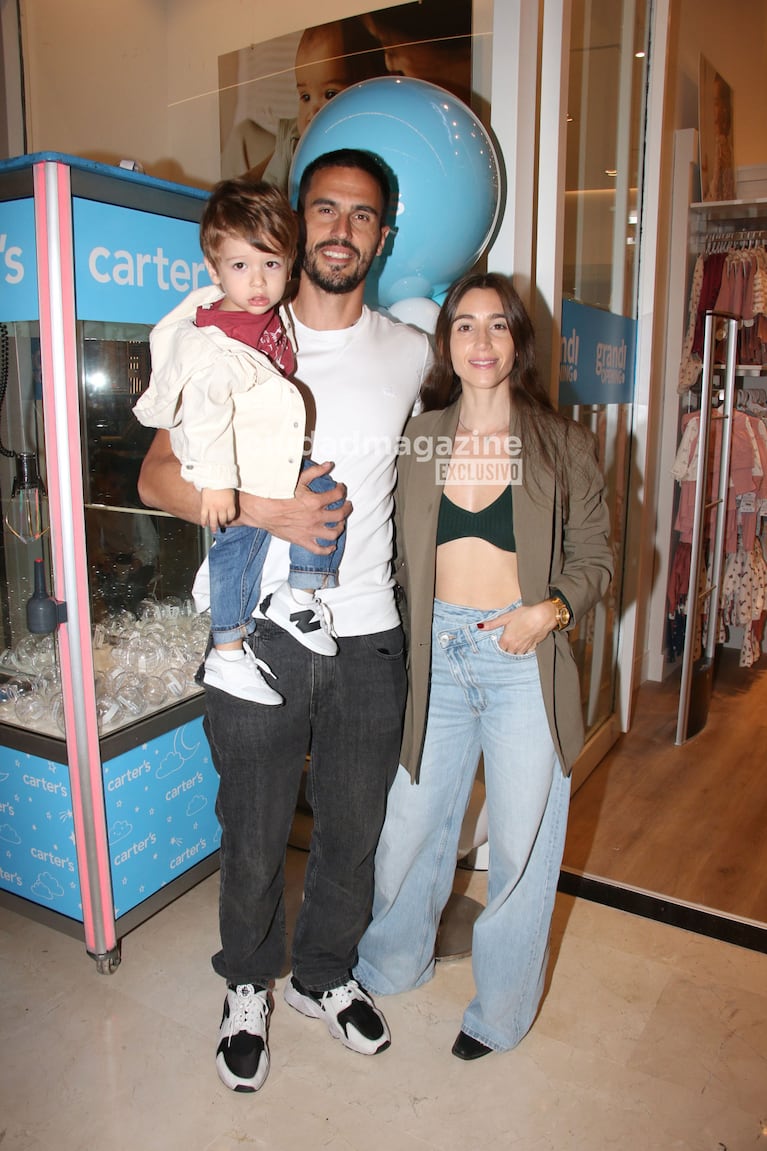 Juan Marconi con su pareja y su hijo en la apertura de una tienda infantil (Foto: Movilpress).