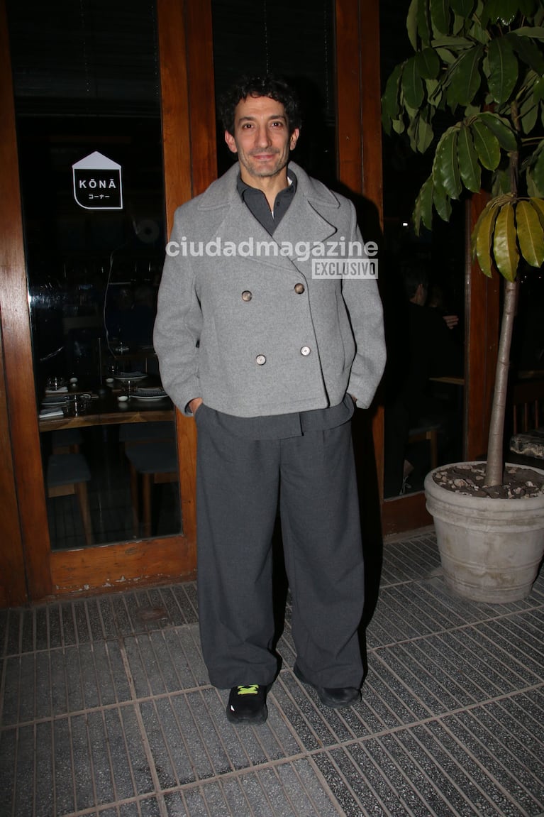 Juan Minujín en el festejo del fin del rodaje de la comedia de Adrián Suar y Guillermo Francella, Un funeral y medio (Foto: Movilpress).
