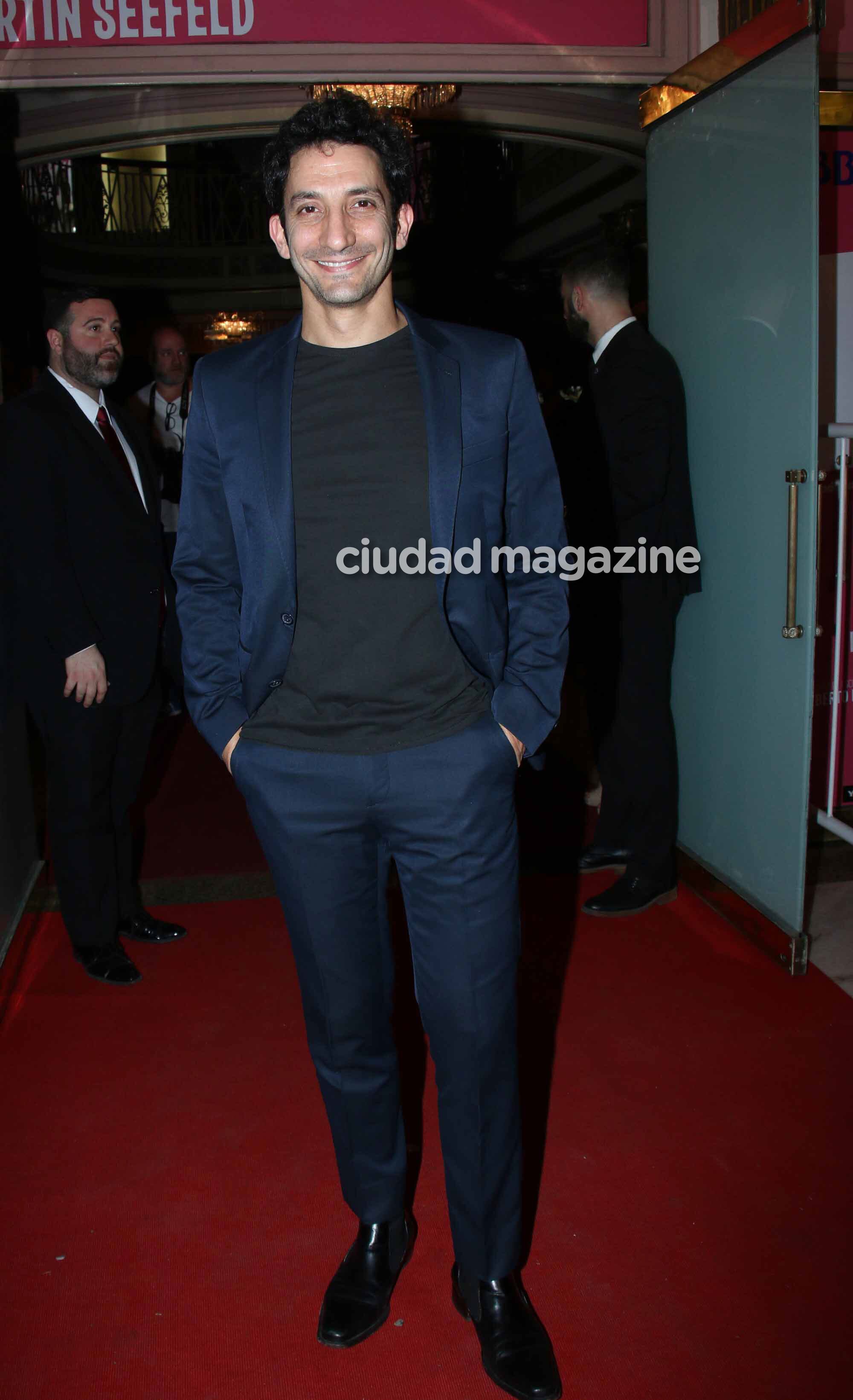Juan Minujín, muy elegante en los Premios Ace (Fotos: Movilpress).