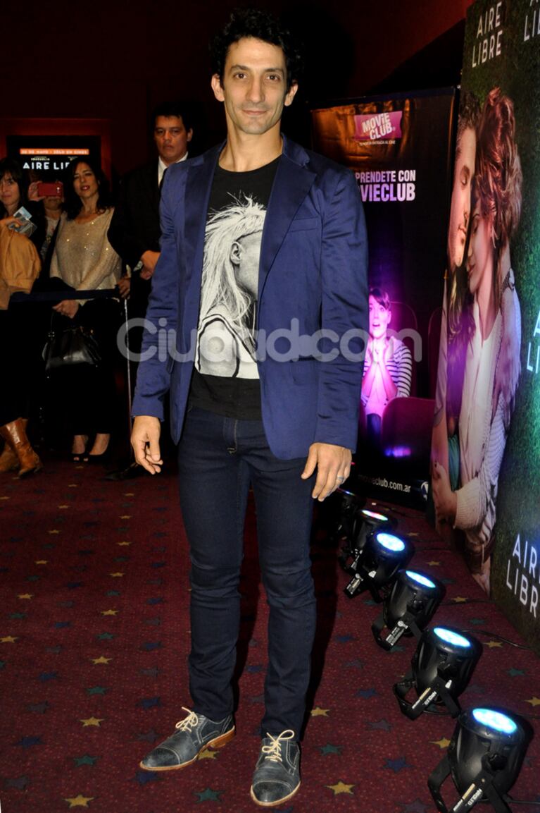 Juan Minujín optó por el azul y un muy buen look. (Foto: Jennifer Rubio-Ciudad.com)