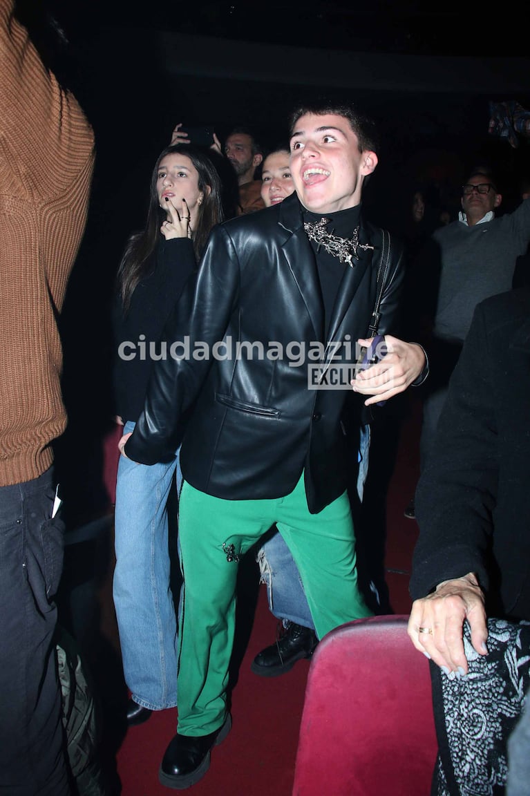Juan Otero, hijo de Flor Peña, entre los famosos en el estreno de Mamma Mia (Foto: Movilpress).