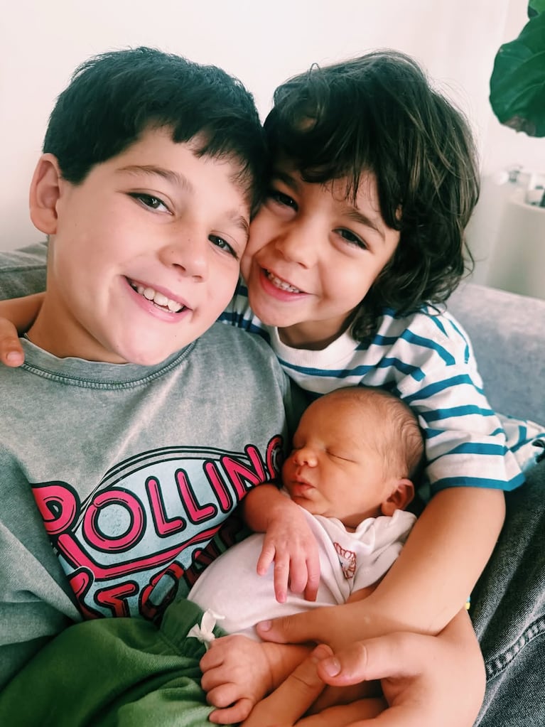 Juana Repetto con sus tres hijos (Foto de Instagram @juanarepettook )