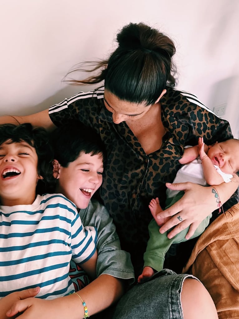 Juana Repetto con sus tres hijos (Foto de Instagram @juanarepettook )