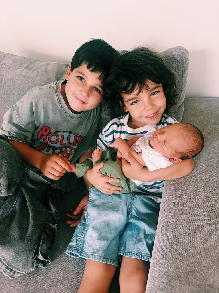 Juana Repetto con sus tres hijos (Foto de Instagram @juanarepettook )